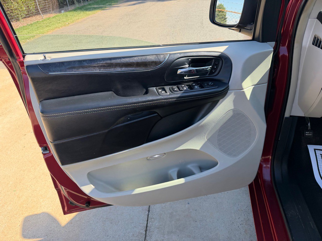 2015 Chrysler Town & Country Image 18