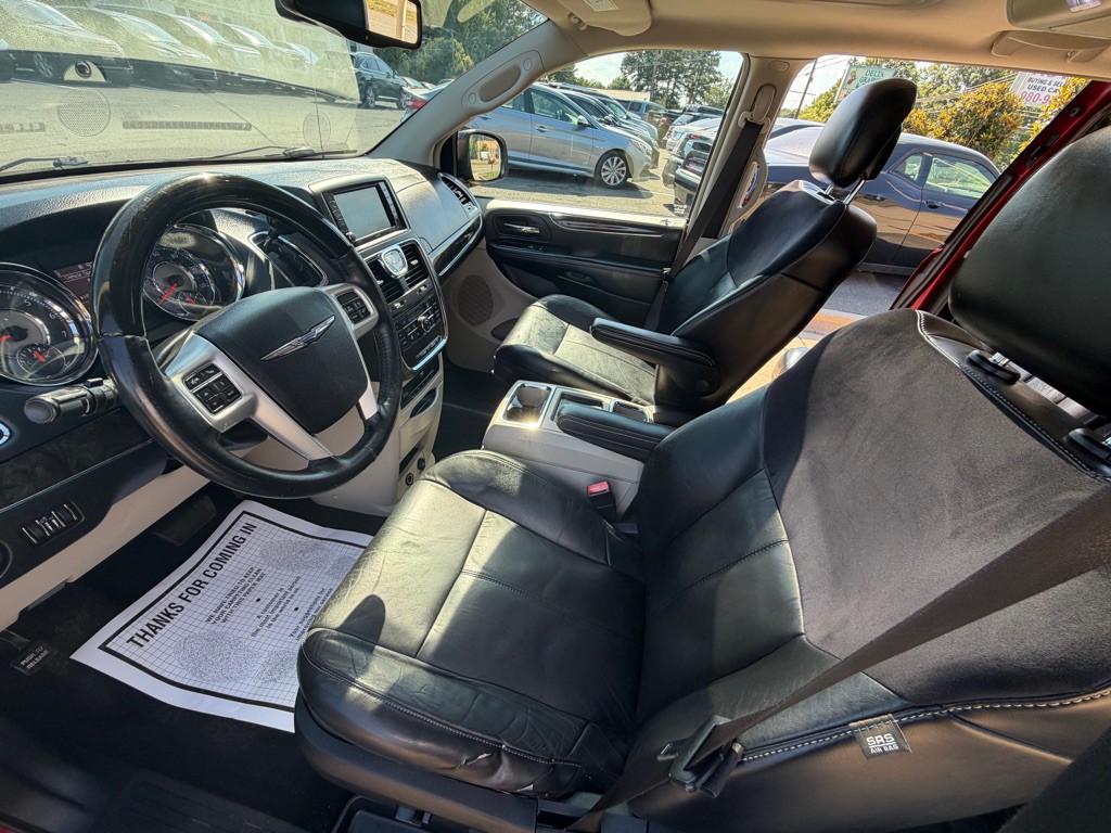 2015 Chrysler Town & Country Image 19
