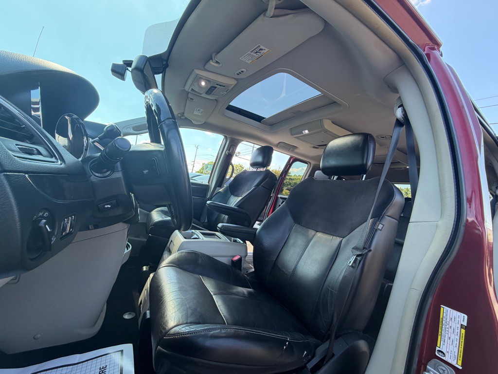 2015 Chrysler Town & Country Image 20