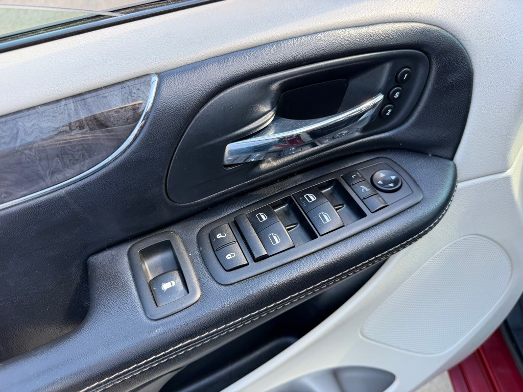 2015 Chrysler Town & Country Image 21