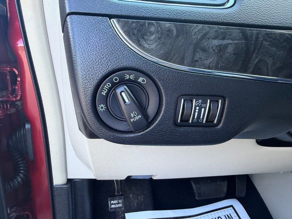 2015 Chrysler Town & Country Image 22