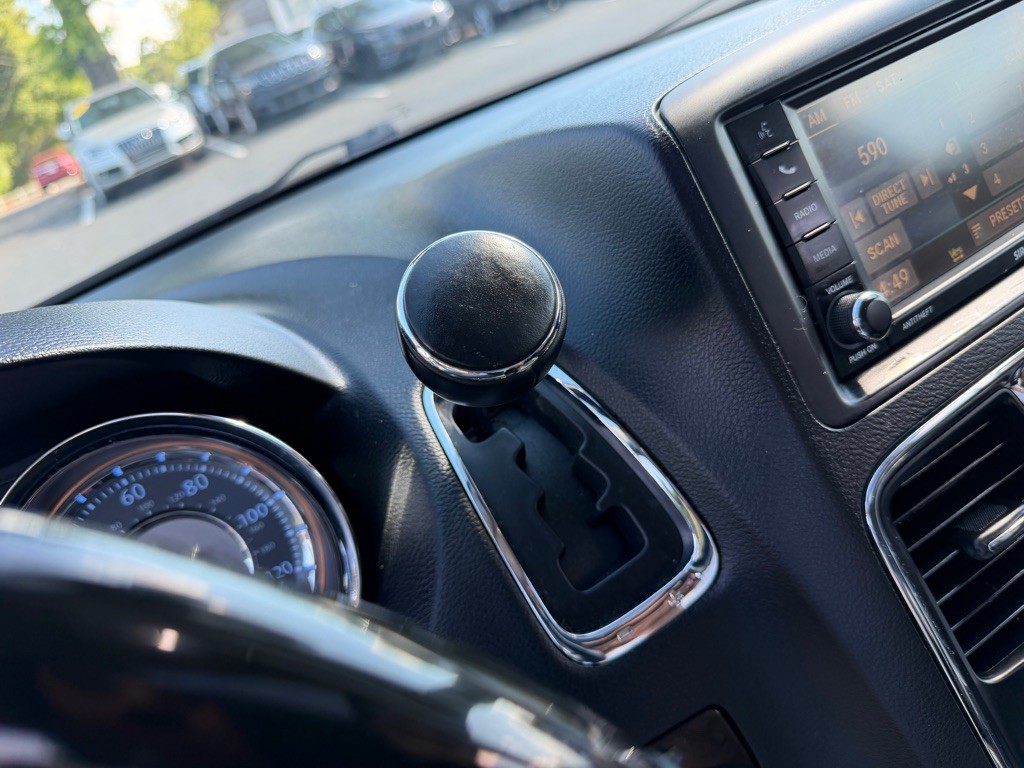 2015 Chrysler Town & Country Image 25