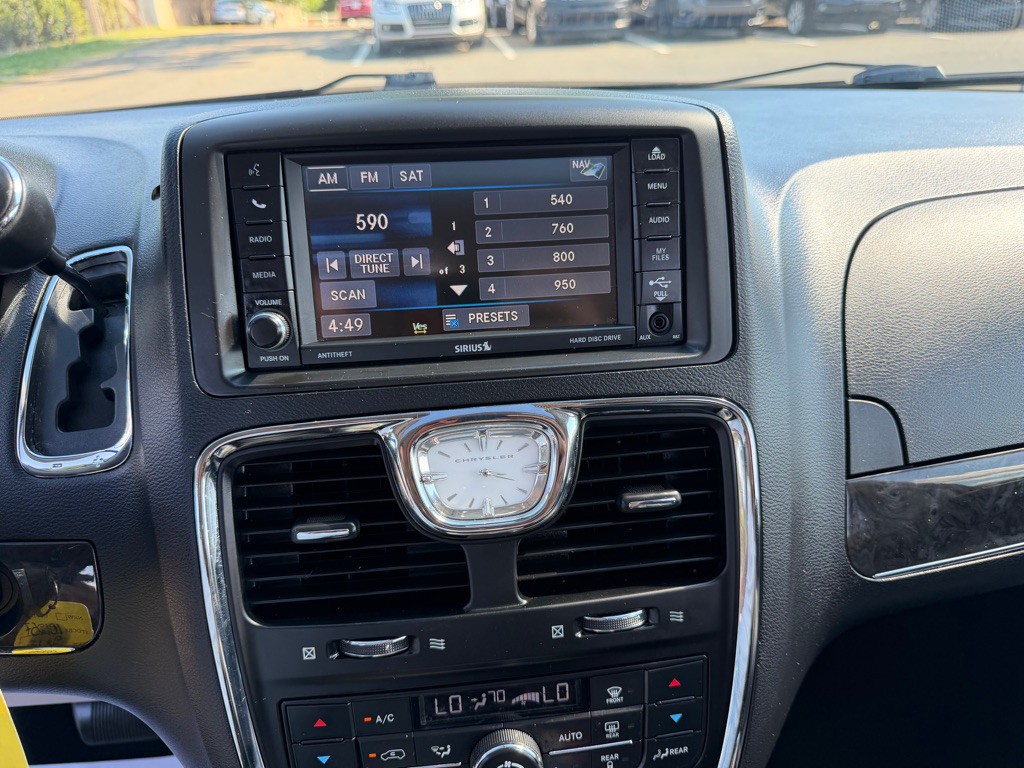 2015 Chrysler Town & Country Image 26