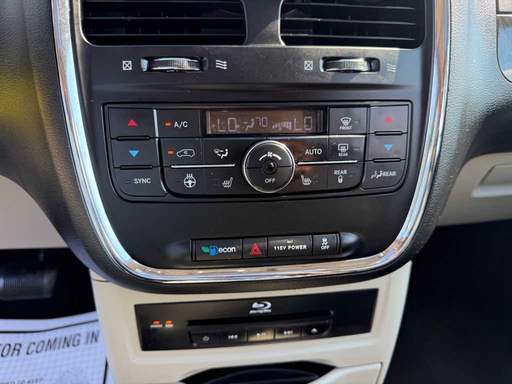 2015 Chrysler Town & Country Image 27