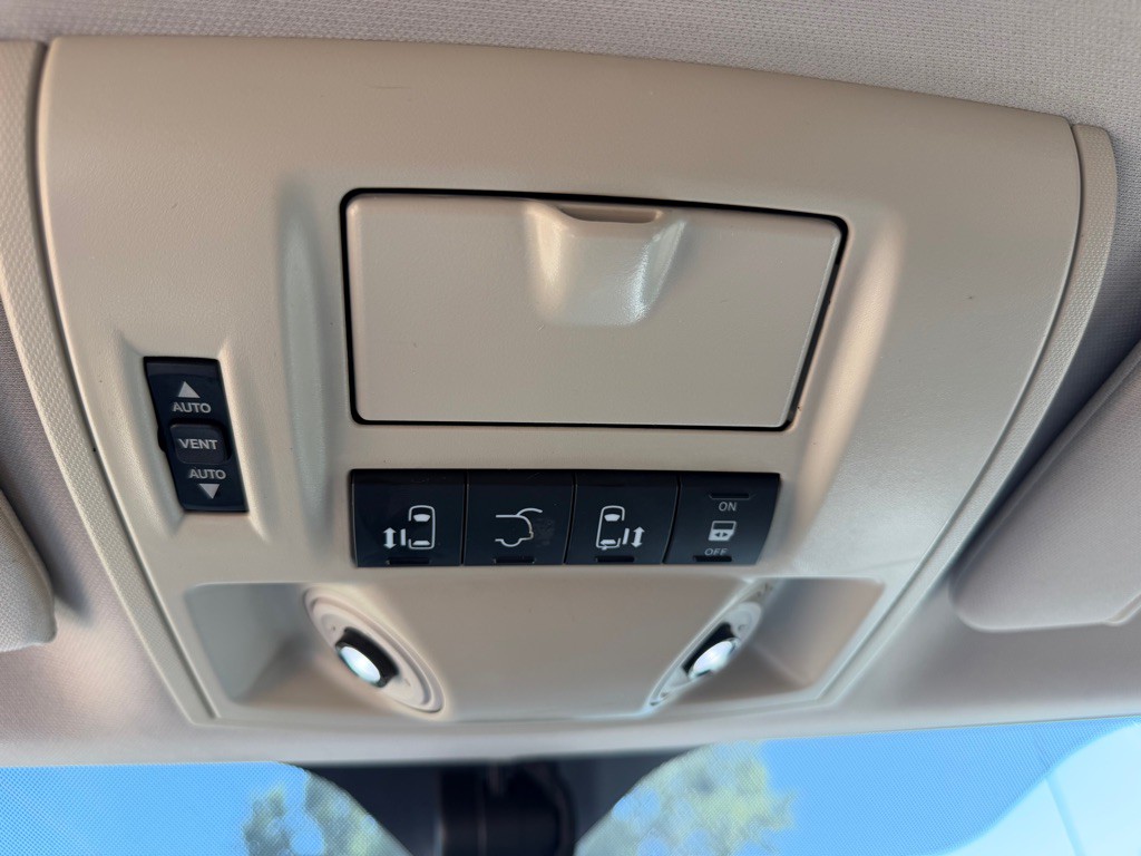 2015 Chrysler Town & Country Image 29