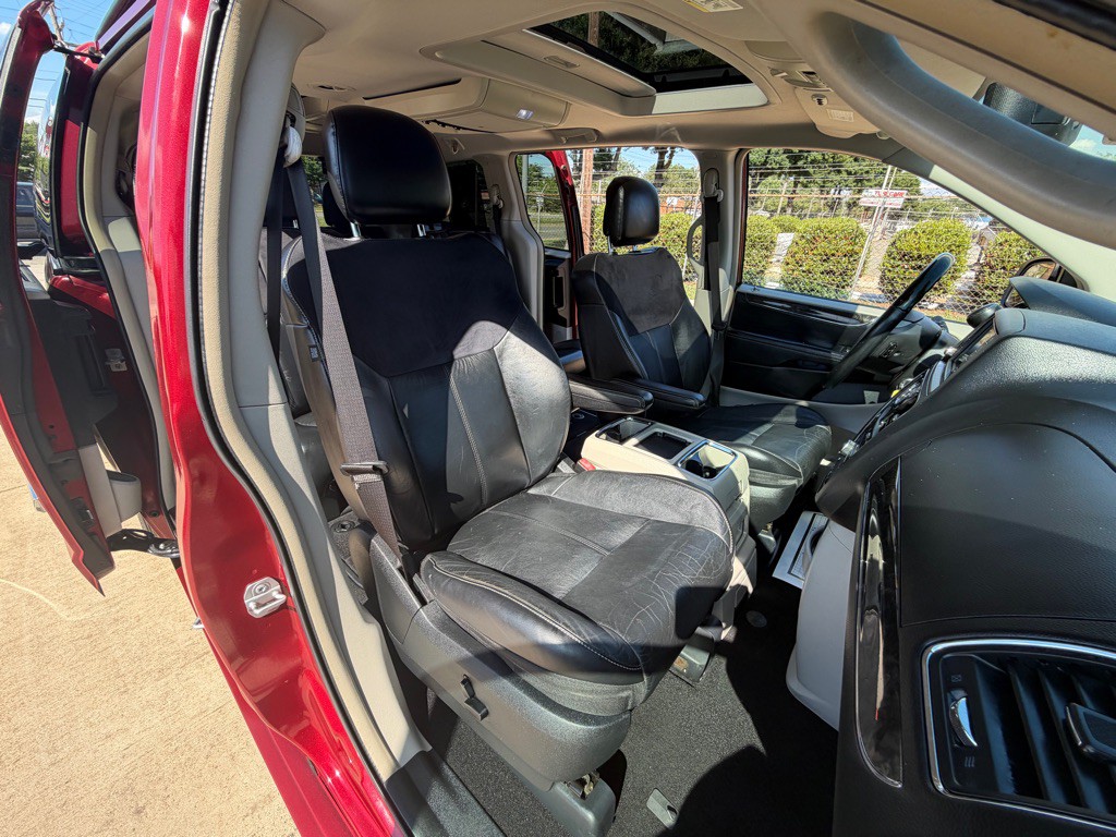 2015 Chrysler Town & Country Image 31