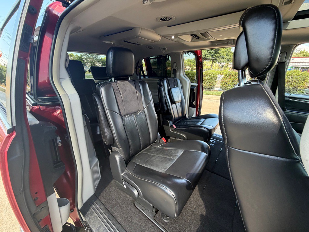 2015 Chrysler Town & Country Image 32