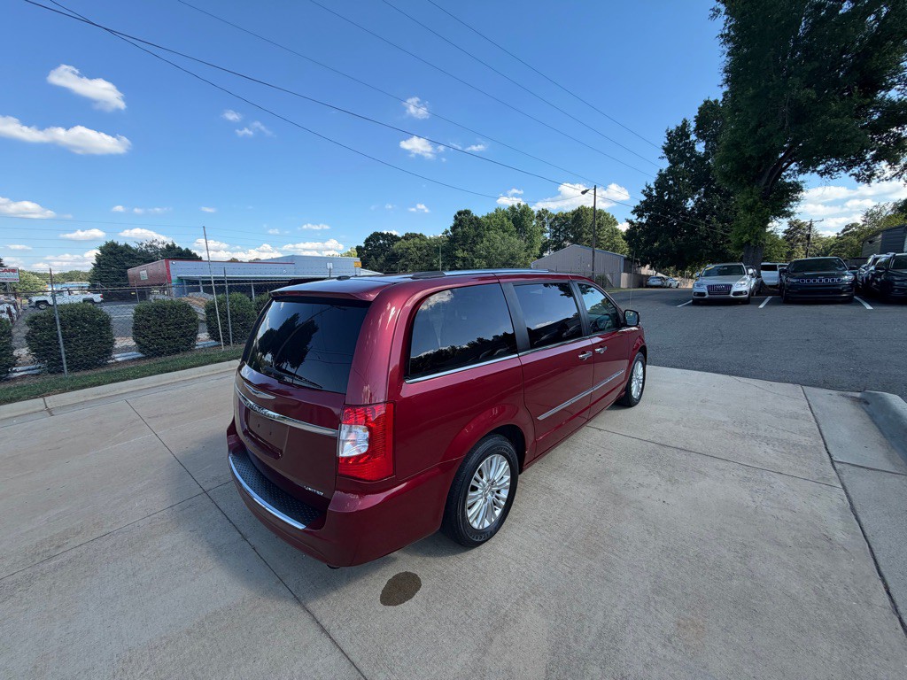 2015 Chrysler Town & Country Image 33