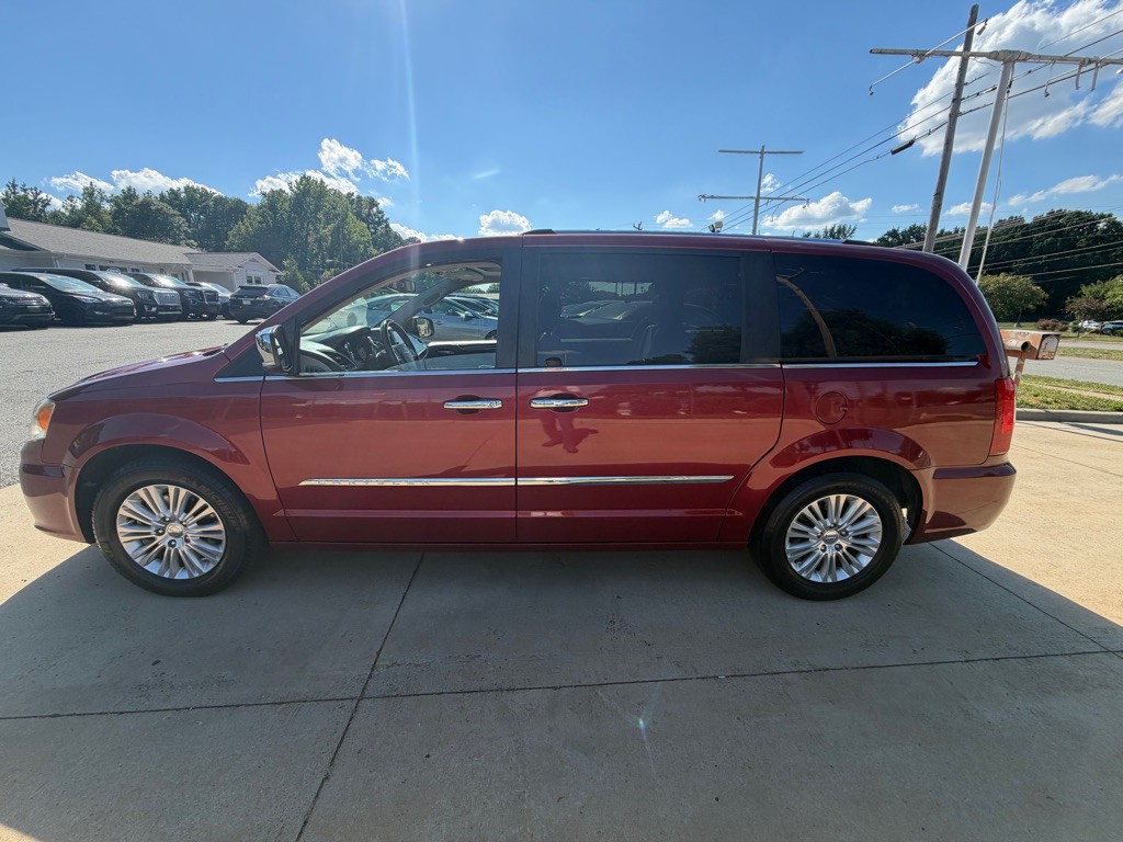 2015 Chrysler Town & Country Image 34