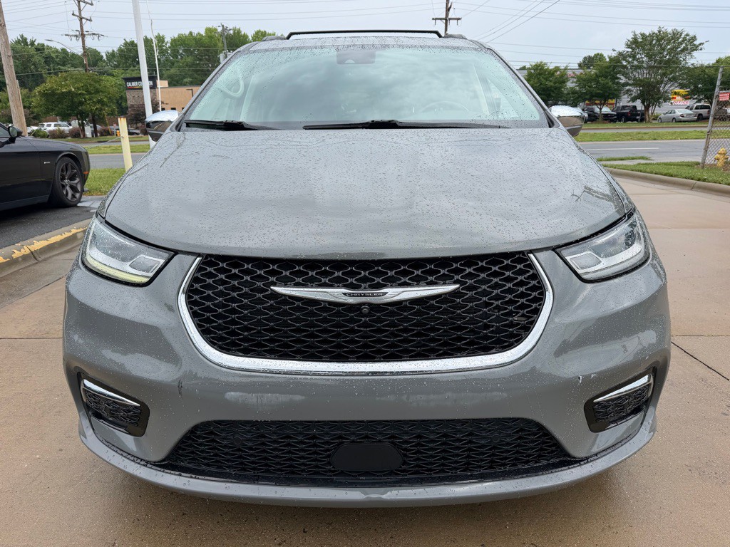 2022 Chrysler Pacifica Image 2