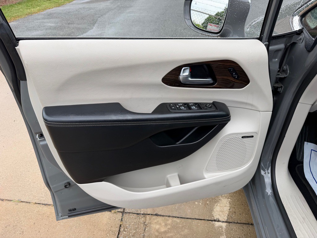 2022 Chrysler Pacifica Image 25