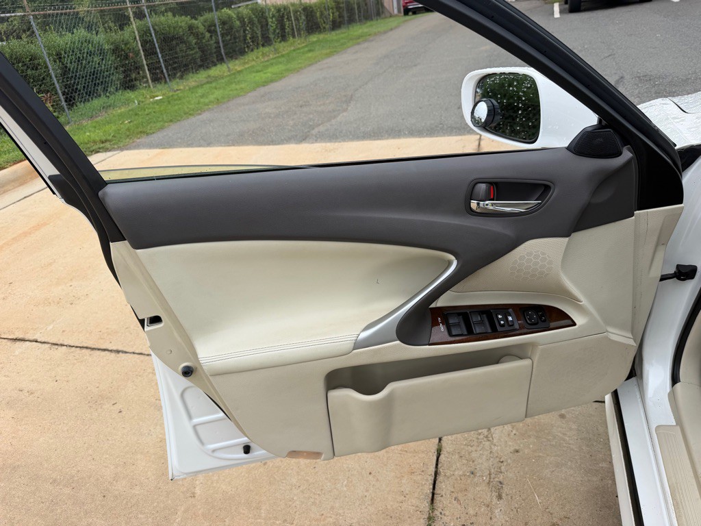 2012 Lexus IS Image 11