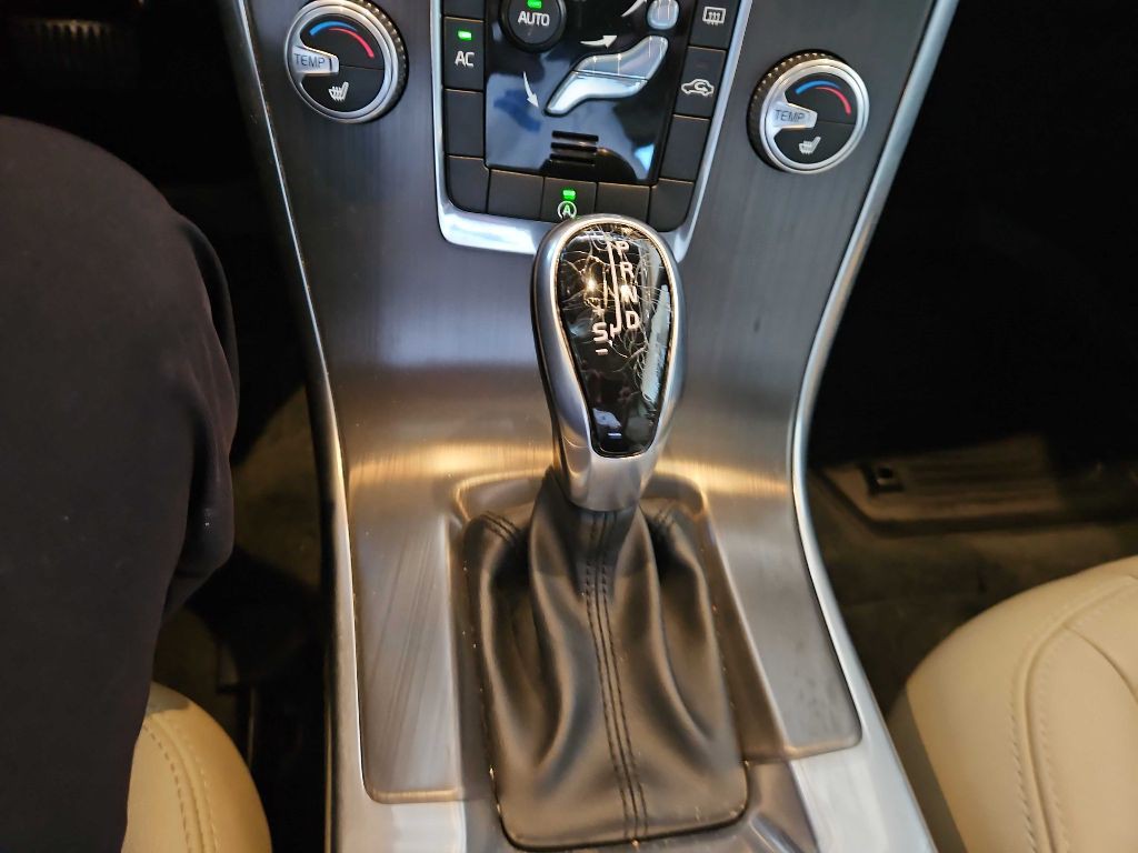 2016 Volvo XC60 Image 31