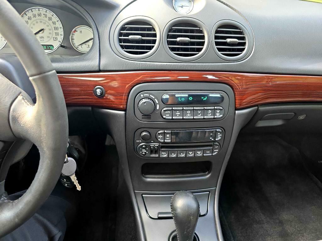 2003 Chrysler 300M Image 15
