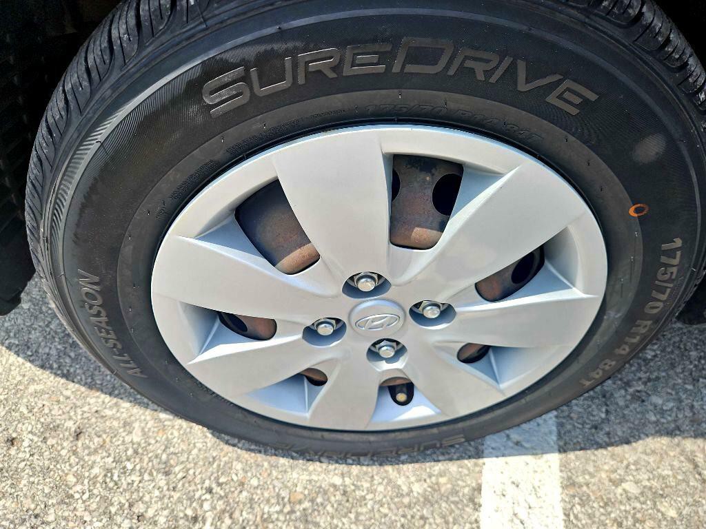 2011 Hyundai Accent Image 9