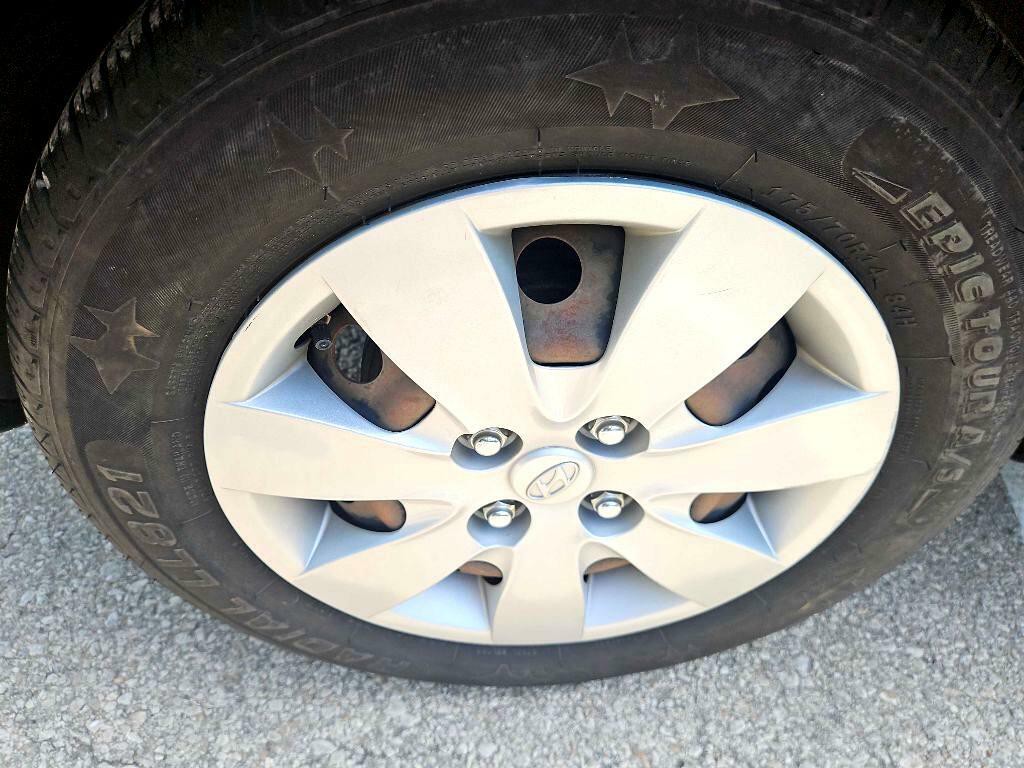 2011 Hyundai Accent Image 11