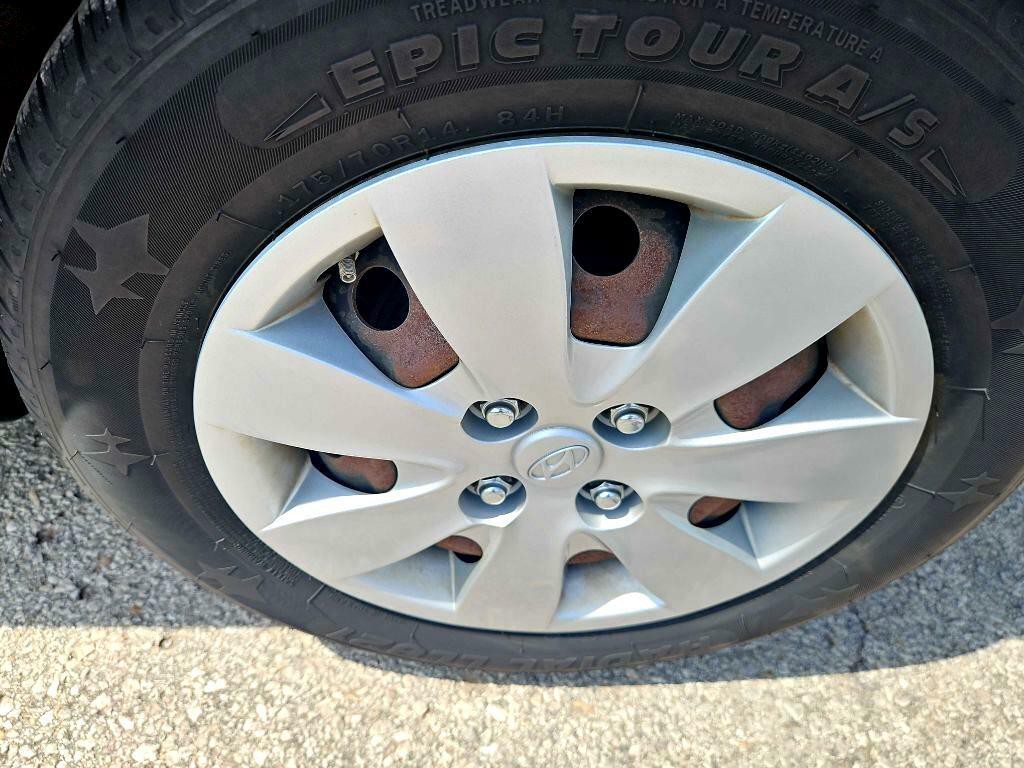 2011 Hyundai Accent Image 13