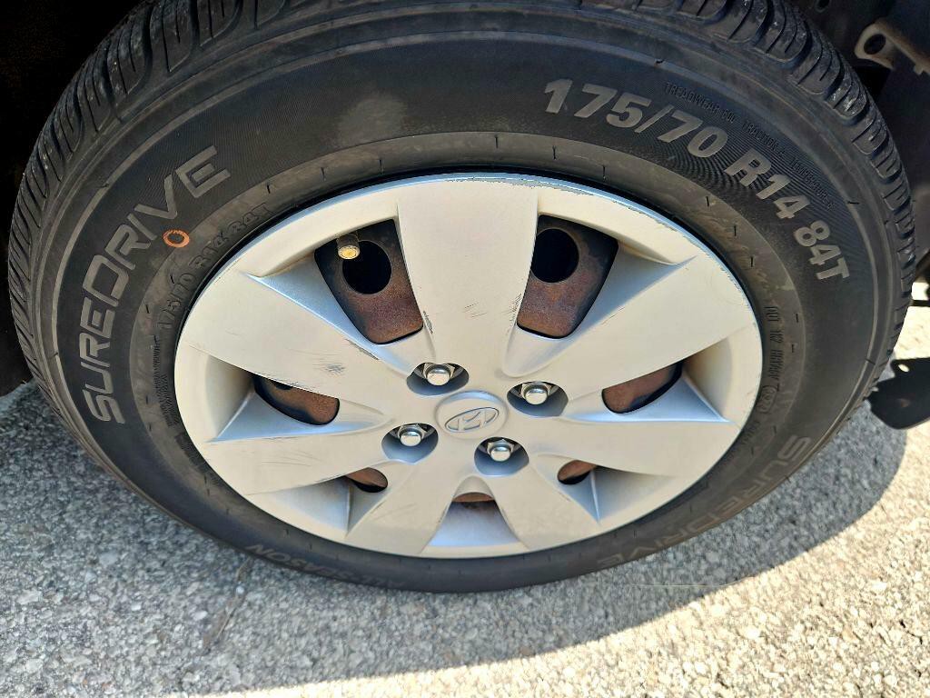 2011 Hyundai Accent Image 16