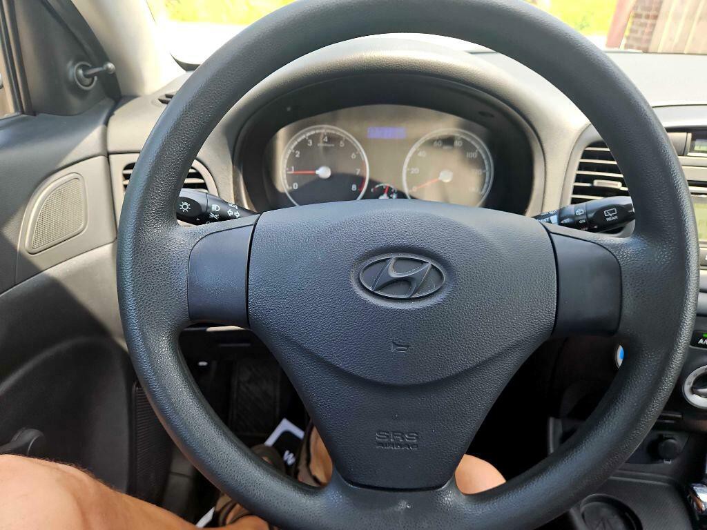 2011 Hyundai Accent Image 24