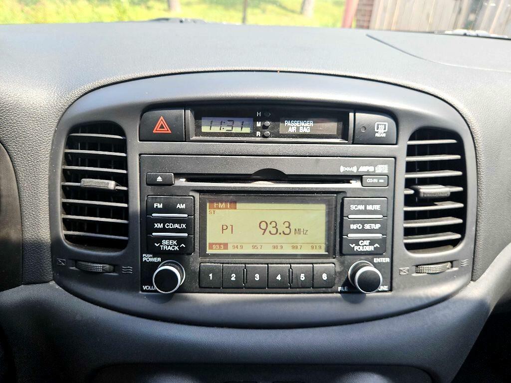 2011 Hyundai Accent Image 25