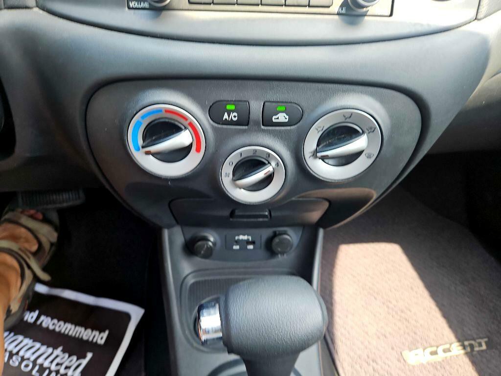 2011 Hyundai Accent Image 26