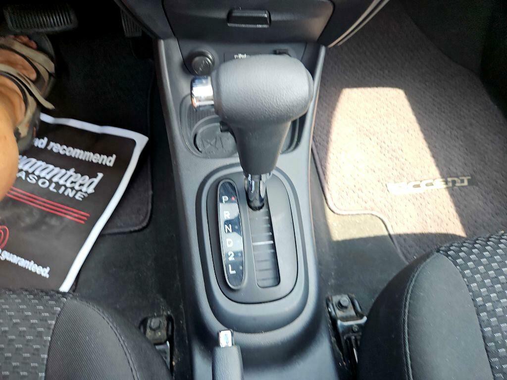 2011 Hyundai Accent Image 27