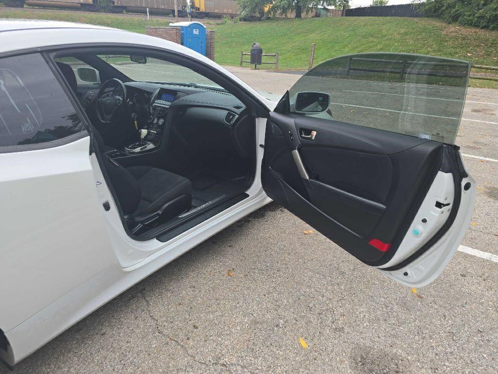 2013 Hyundai Genesis Image 18