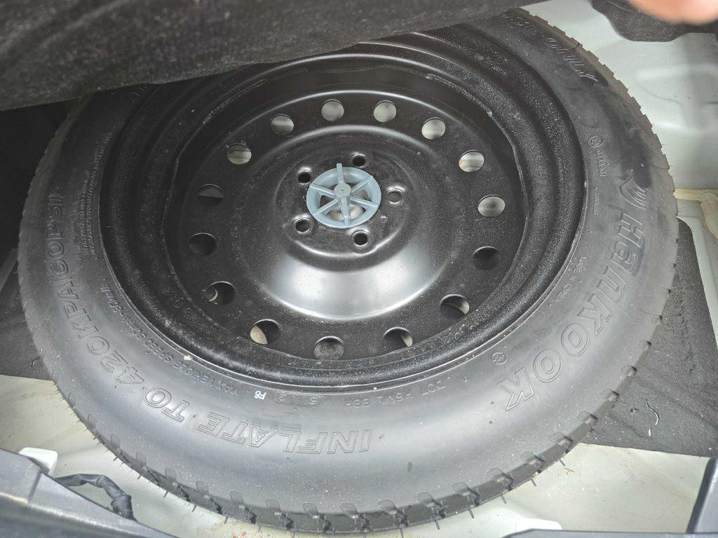 2013 Hyundai Genesis Image 24