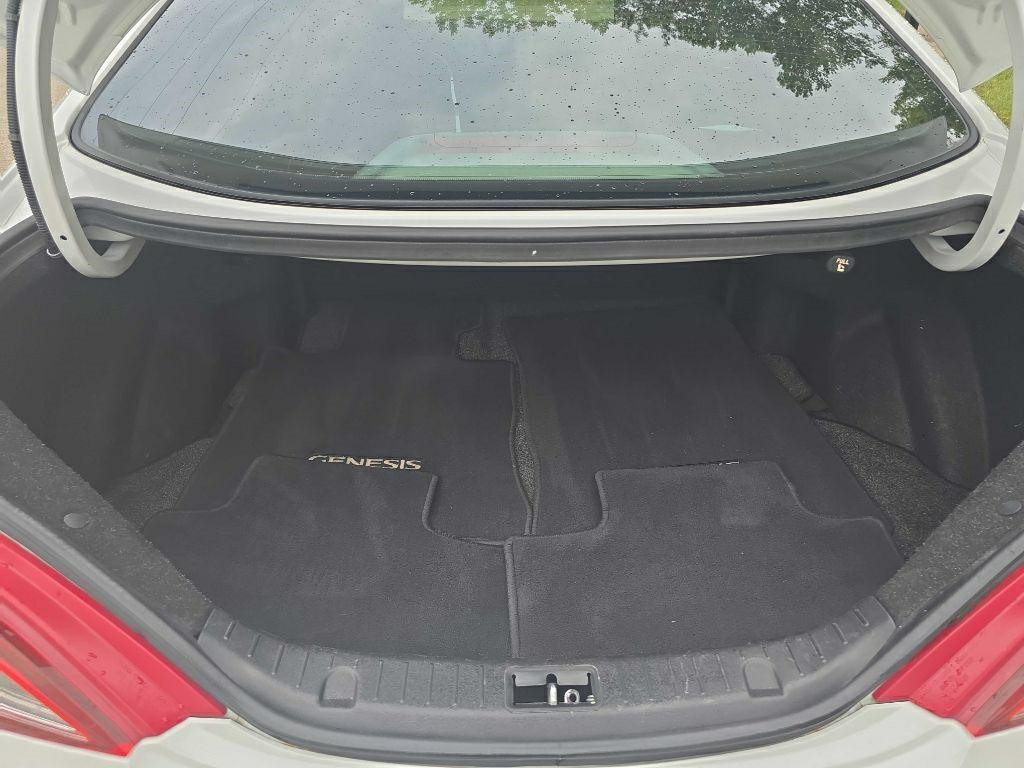 2013 Hyundai Genesis Image 25
