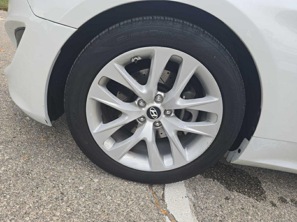 2013 Hyundai Genesis Image 28