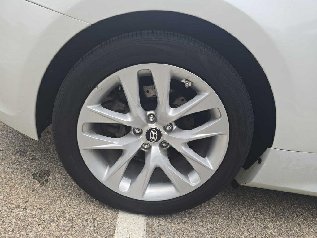 2013 Hyundai Genesis Image 32