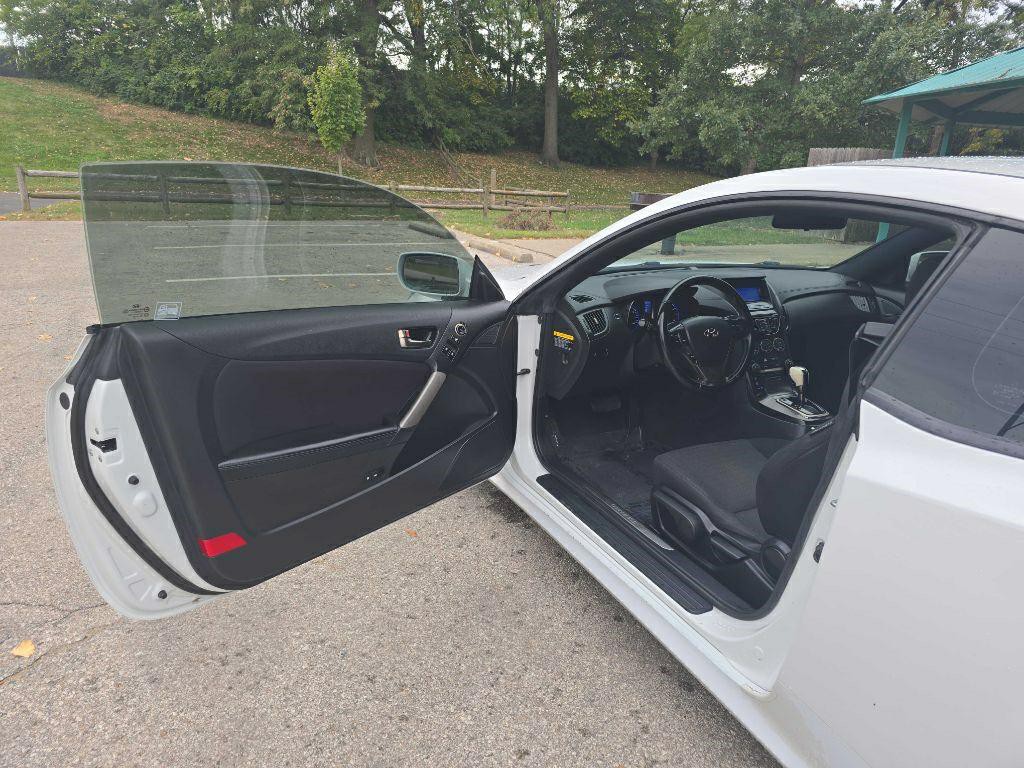 2013 Hyundai Genesis Image 9