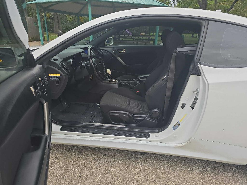 2013 Hyundai Genesis Image 10