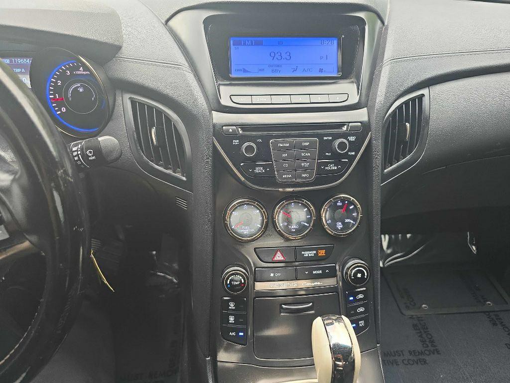 2013 Hyundai Genesis Image 16