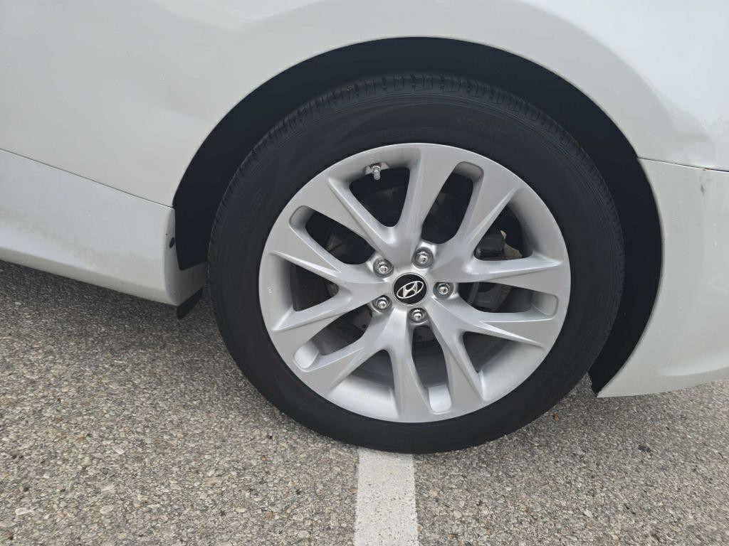 2013 Hyundai Genesis Image 26