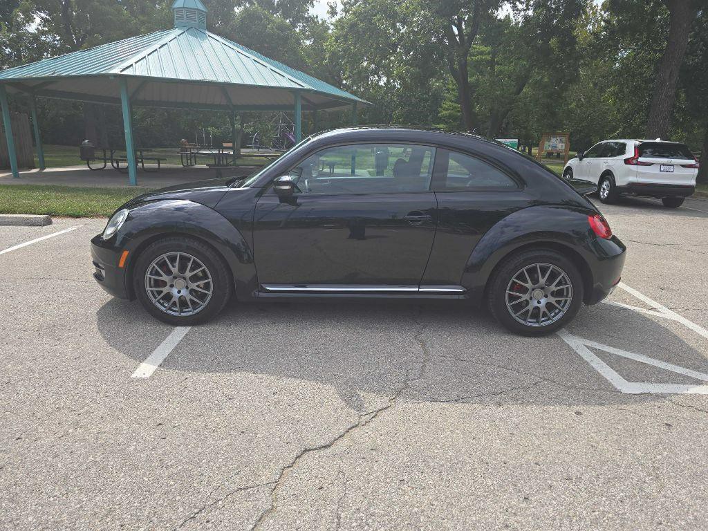2012 Volkswagen Beetle Image 8
