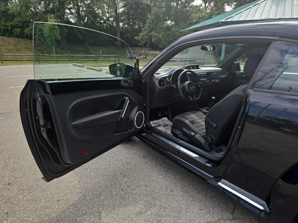 2012 Volkswagen Beetle Image 9