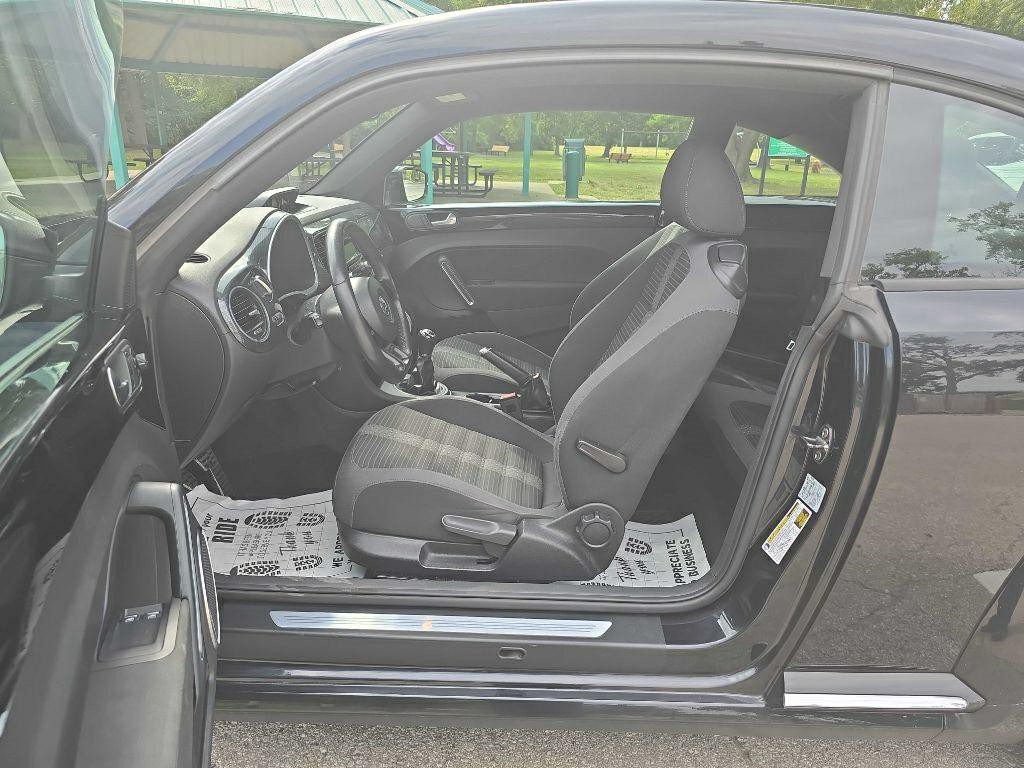 2012 Volkswagen Beetle Image 10
