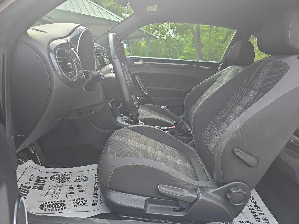 2012 Volkswagen Beetle Image 11
