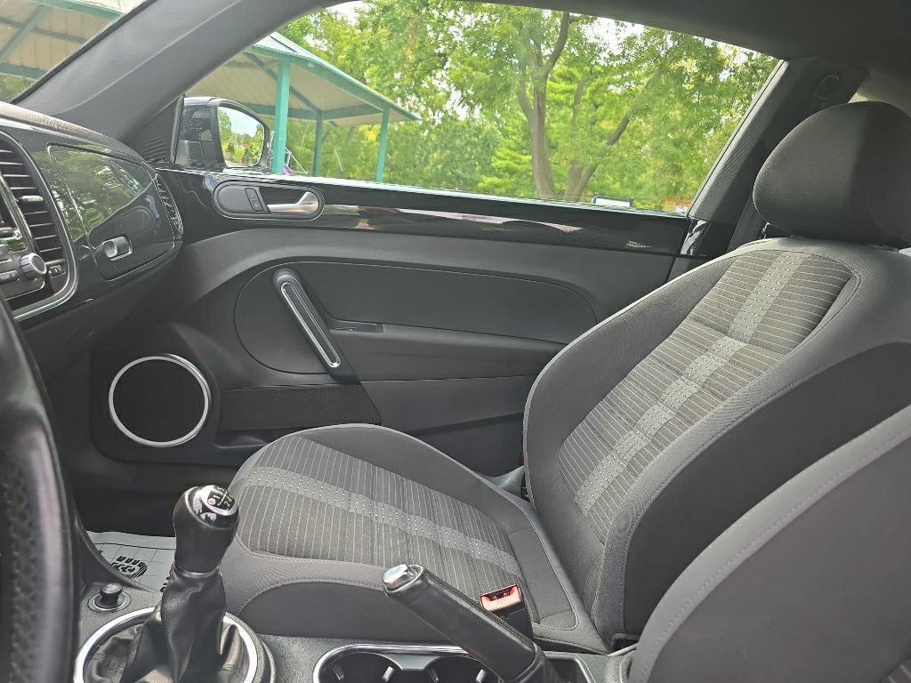 2012 Volkswagen Beetle Image 12