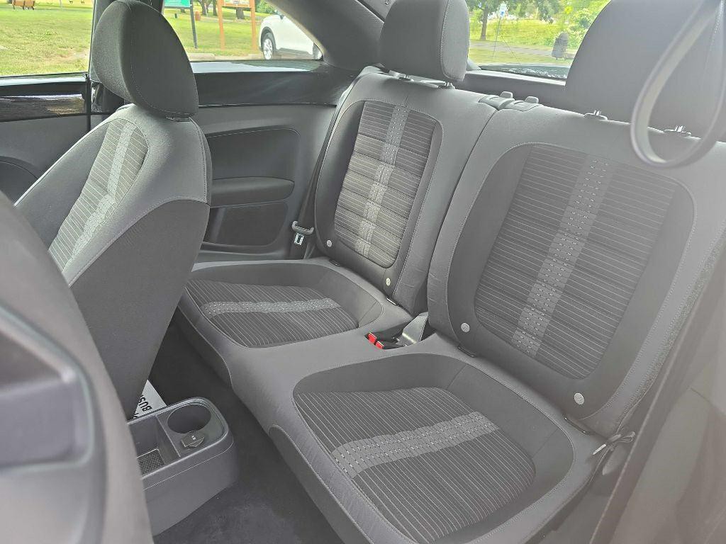 2012 Volkswagen Beetle Image 13