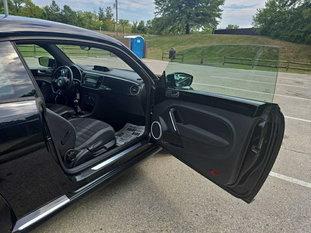 2012 Volkswagen Beetle Image 18