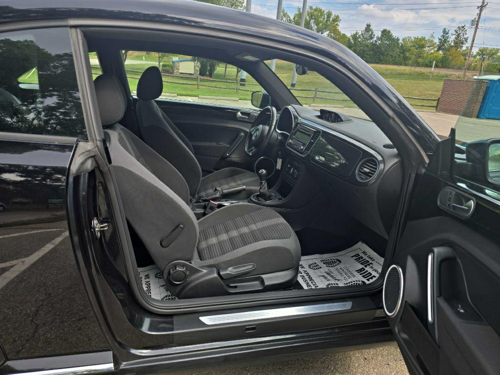 2012 Volkswagen Beetle Image 19
