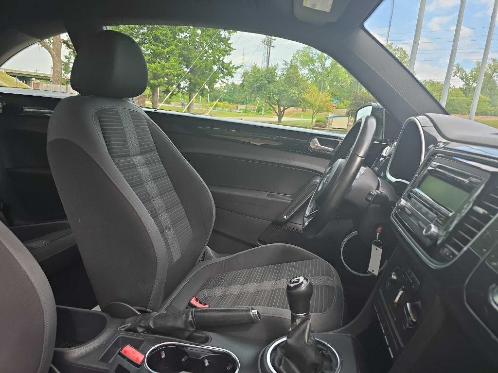 2012 Volkswagen Beetle Image 21