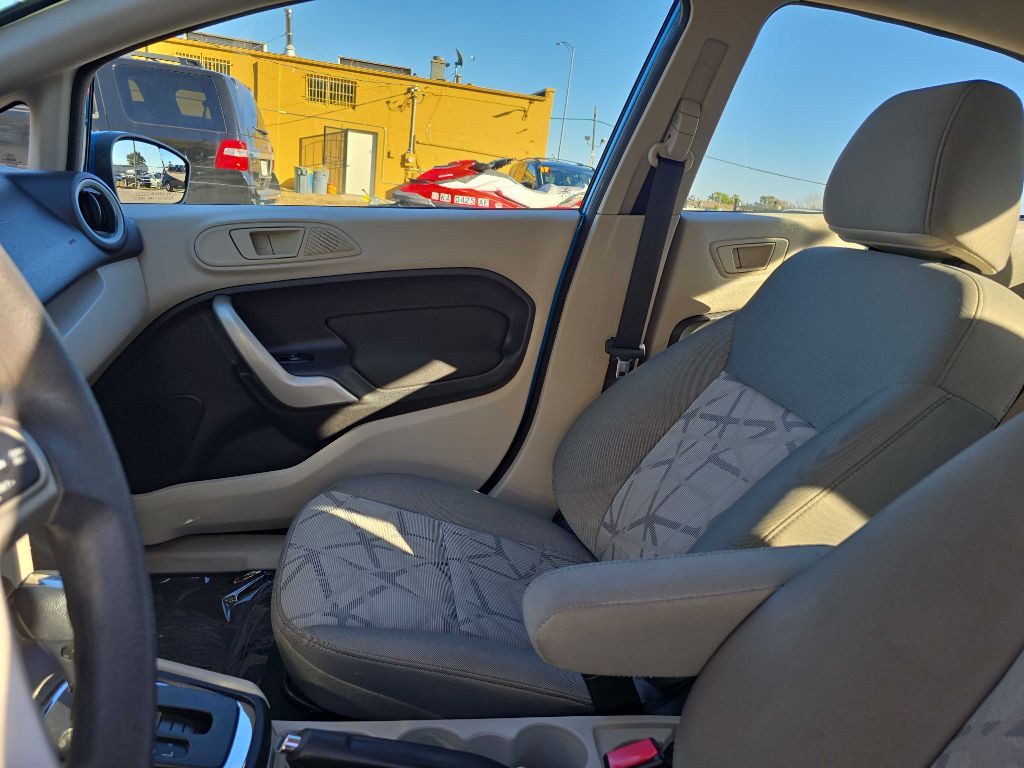 2013 Ford Fiesta Image 12