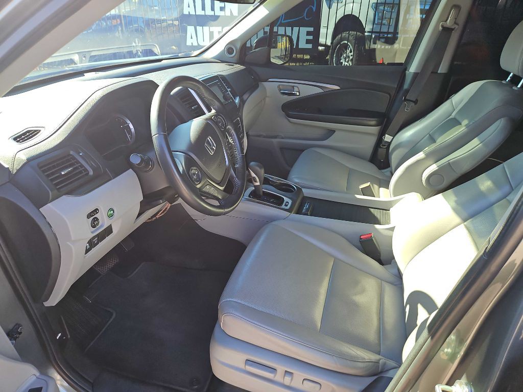 2017 Honda Ridgeline Image 19