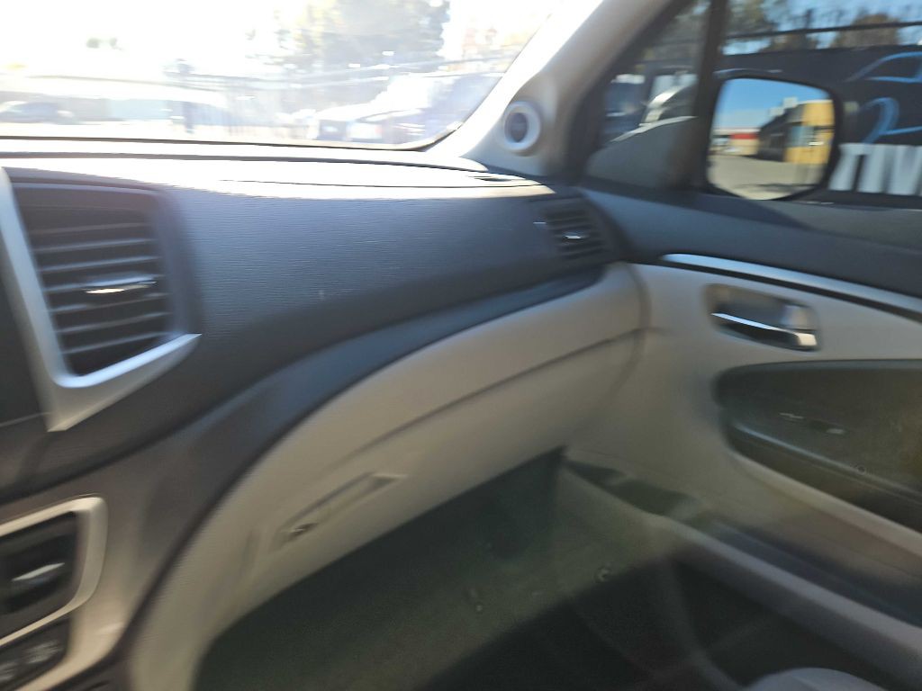 2017 Honda Ridgeline Image 31