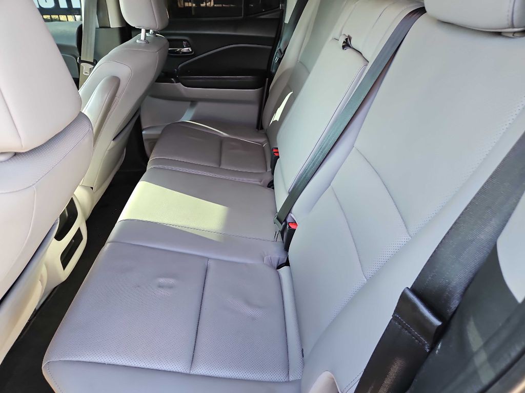 2017 Honda Ridgeline Image 35