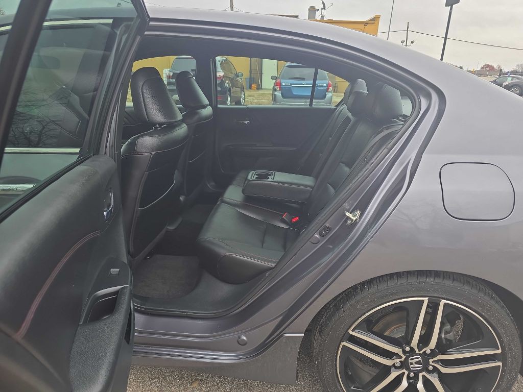 2017 Honda Accord Image 24