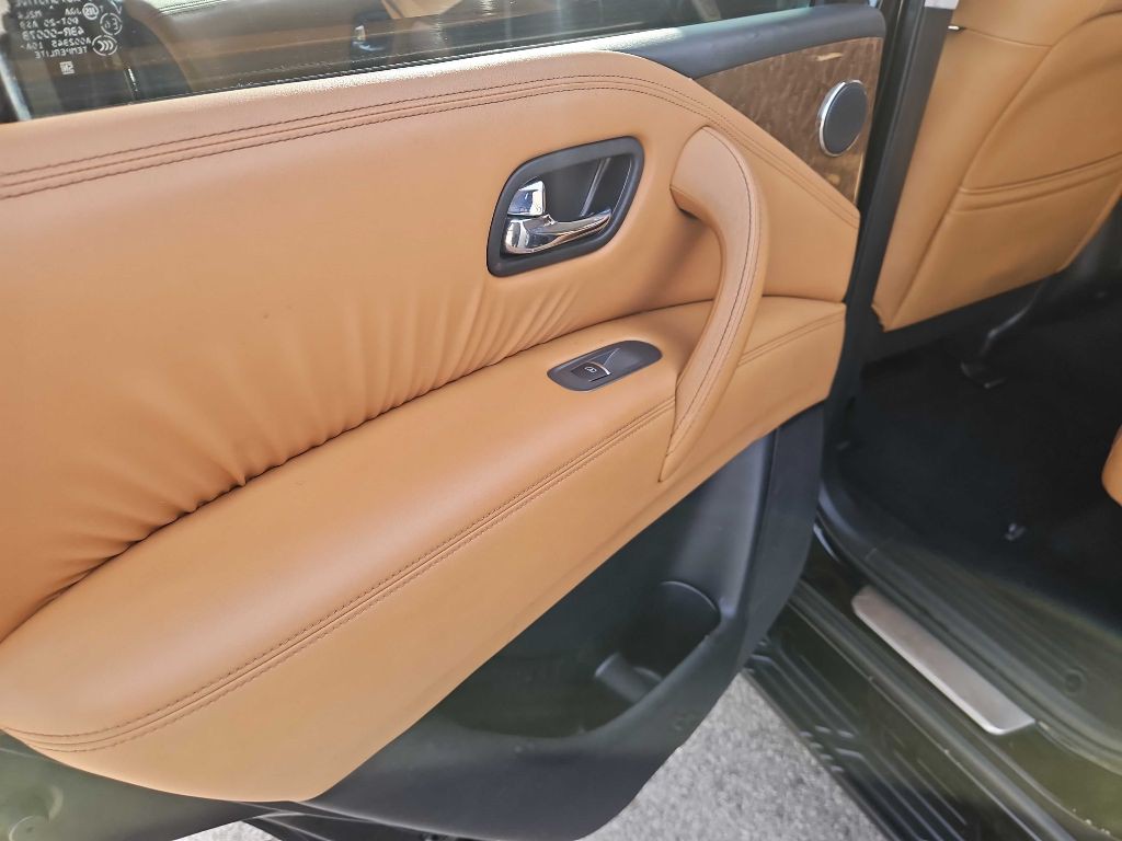 2016 INFINITI QX80 Image 32